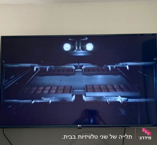 תמונה של מסך טלוויזיה עם תצוגה טכנית חשוכה